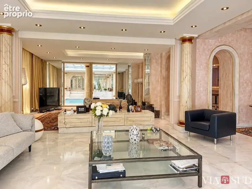 Béziers  Maison de maître de 307 m² avec piscine intérieure, garage et terrasses arborées. - photo 12