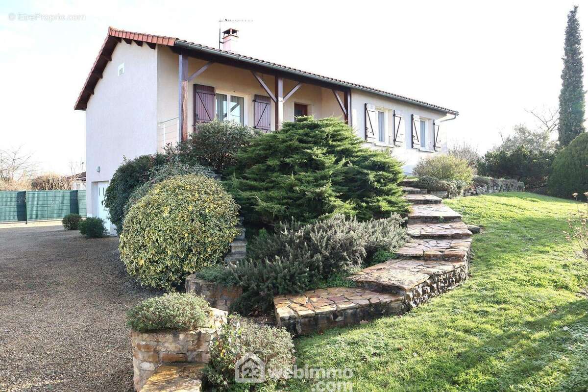 Maison de 98 m2 habitables aux belles possibilités d'évolution. - Maison à NIEUIL-L'ESPOIR