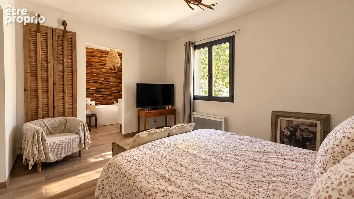 Ollioules - Villa aux beaux volumes avec aperçu mer et fort potentiel - photo 8