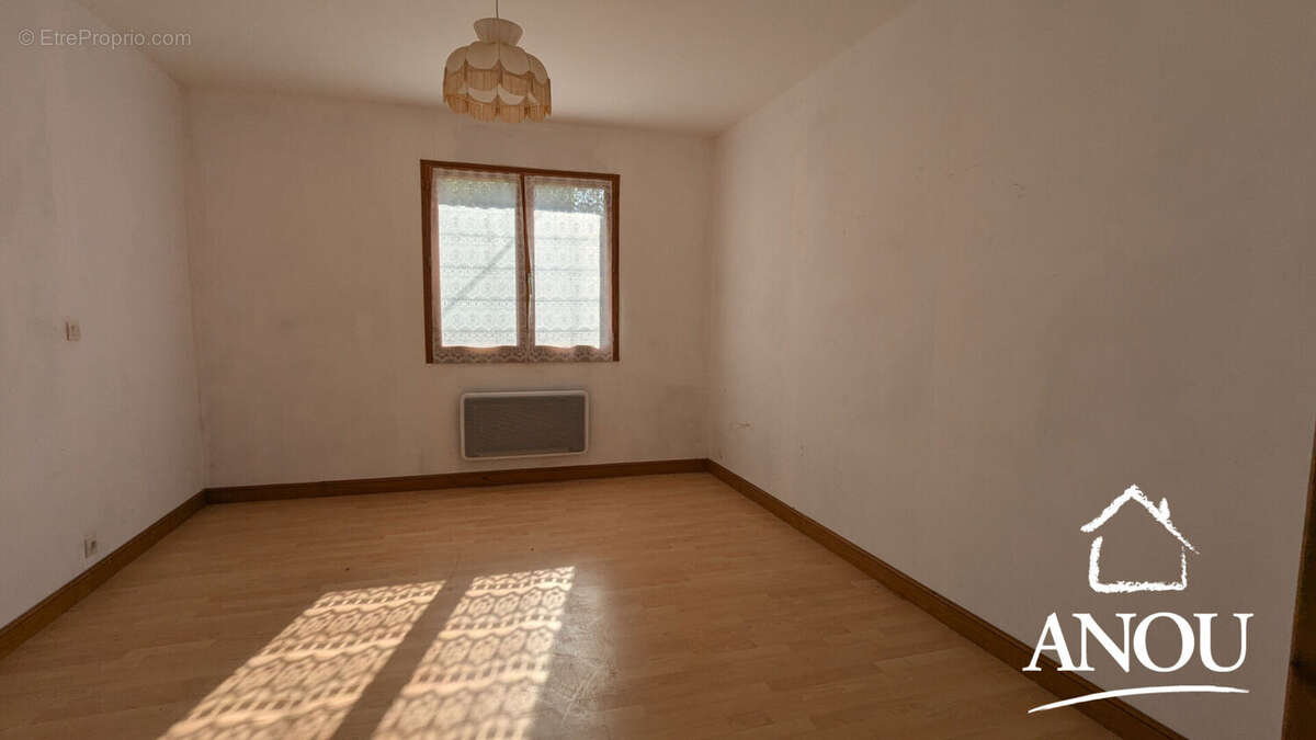 Vaste maison de plain-pied avec dépendances - photo 7