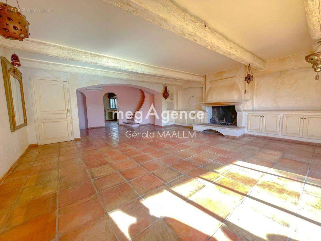 Maison de Maître de 231m² avec garage et terrasse à Cogolin - photo 4