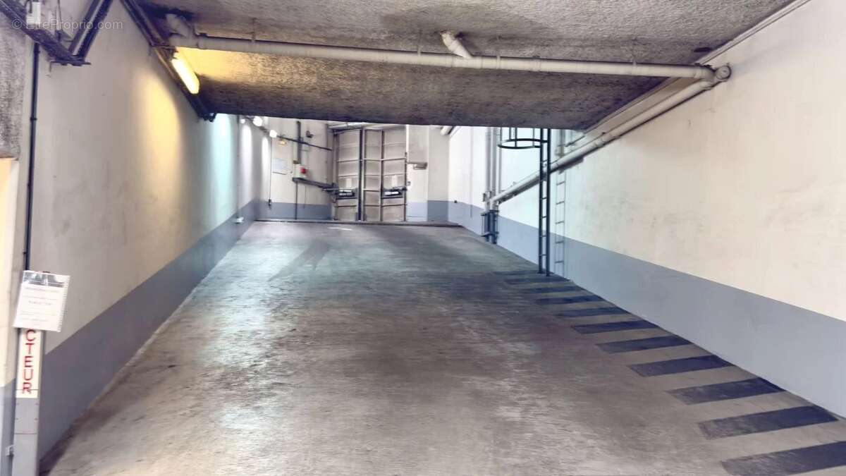 Parking à PARIS-9E