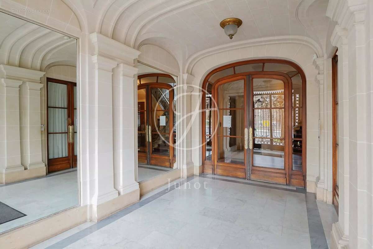 Commerce à PARIS-6E