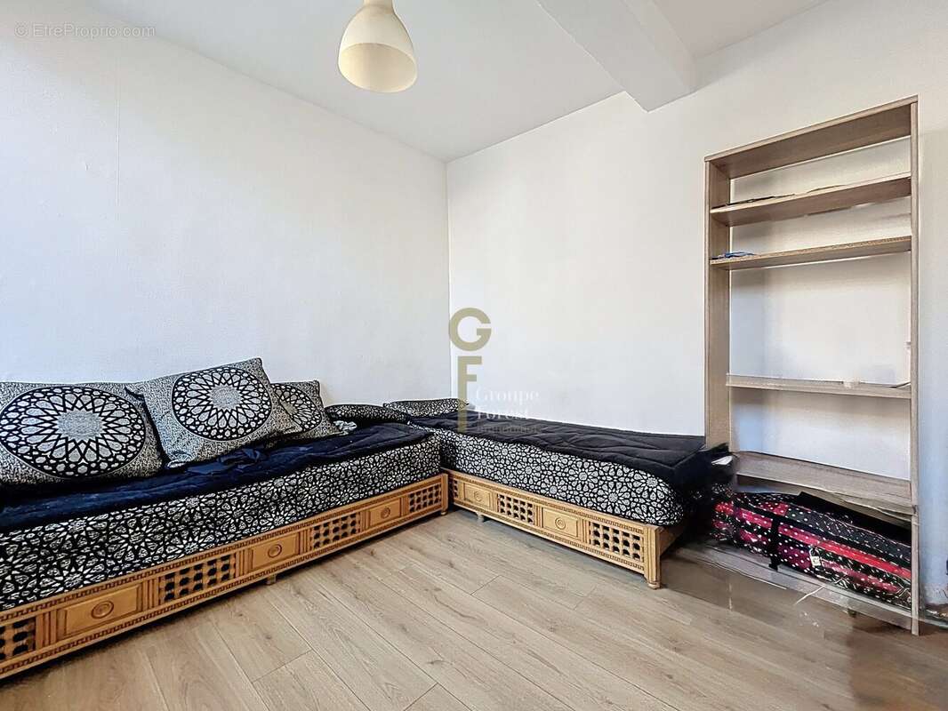 chambre du T2 du premier étage ou salon - Commerce à ROUBAIX