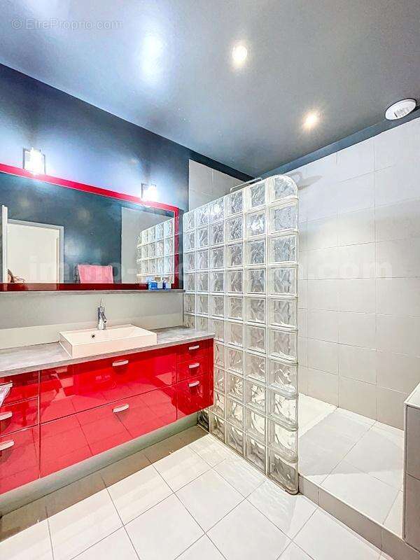 Appartement_T3_Valleiry_bus_proche_frontière_commerce_école_centre_ville_Salon_Séjour_Cuisine_équipée_chambre_dressing_salle_eau_ - Appartement à VALLEIRY