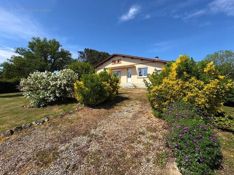Maison 5 pièces 110m2 avec dépendance sur un hectare de terrain - photo 2