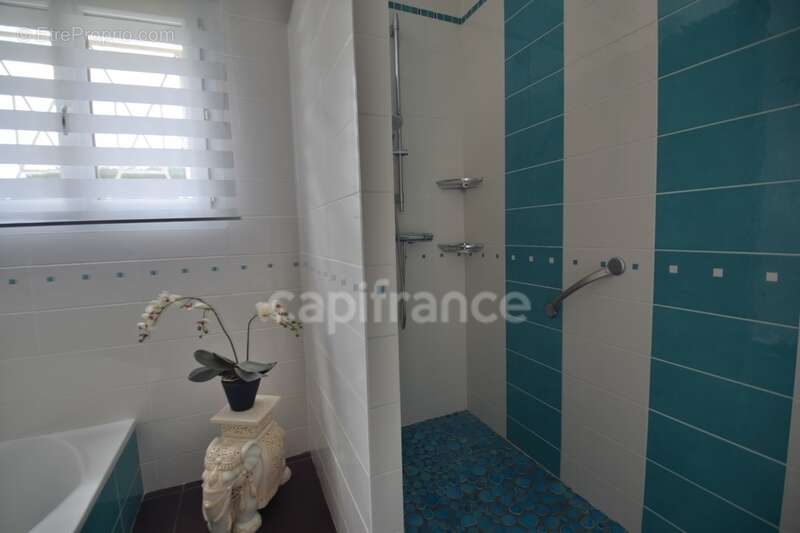 Propriété au calme - 5 chambres - T3 attenant - garage XXL - piscine - à MARMANDE (47) - photo 25