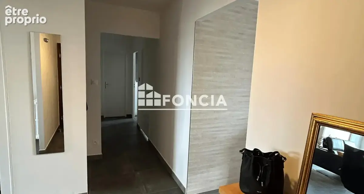 Appartement rénové de type 3/4 avec cave en sous-sol, proche des commerces et services - photo 3
