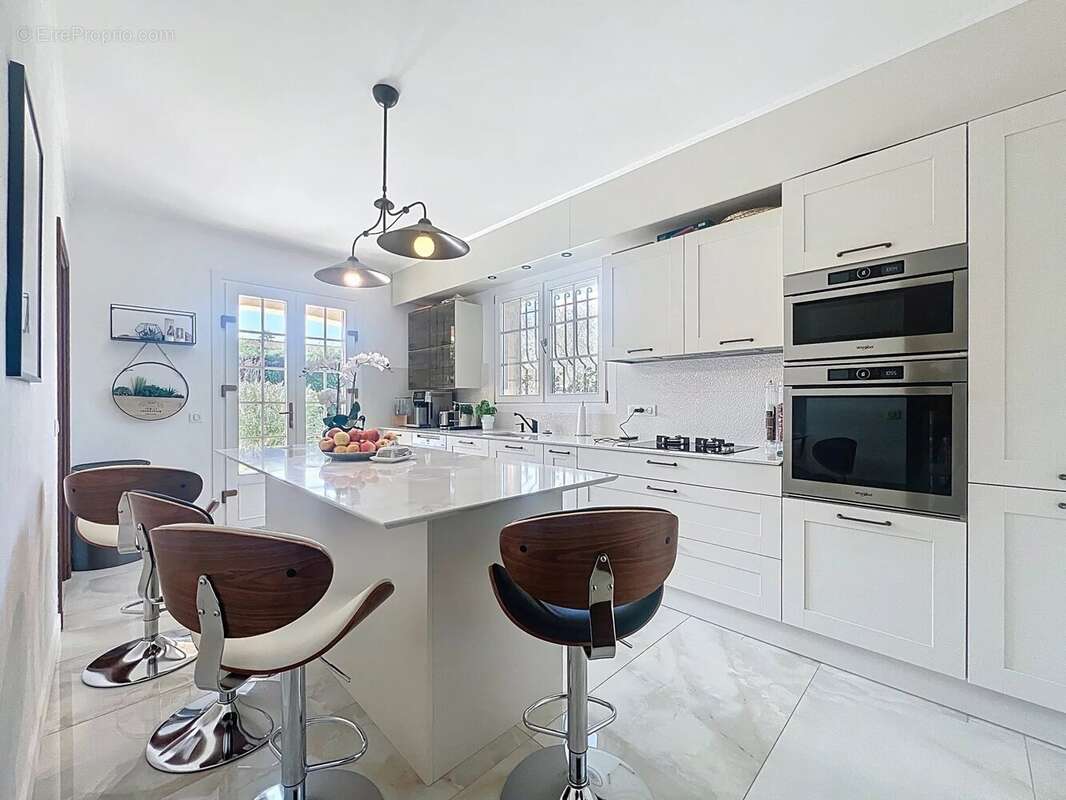 Maison à LA ROQUETTE-SUR-SIAGNE