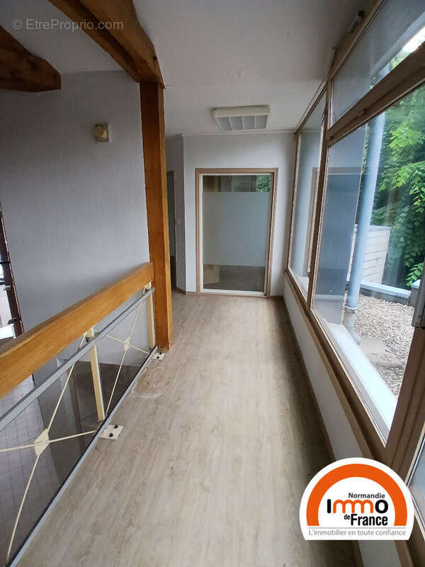 Commerce à MONT-SAINT-AIGNAN