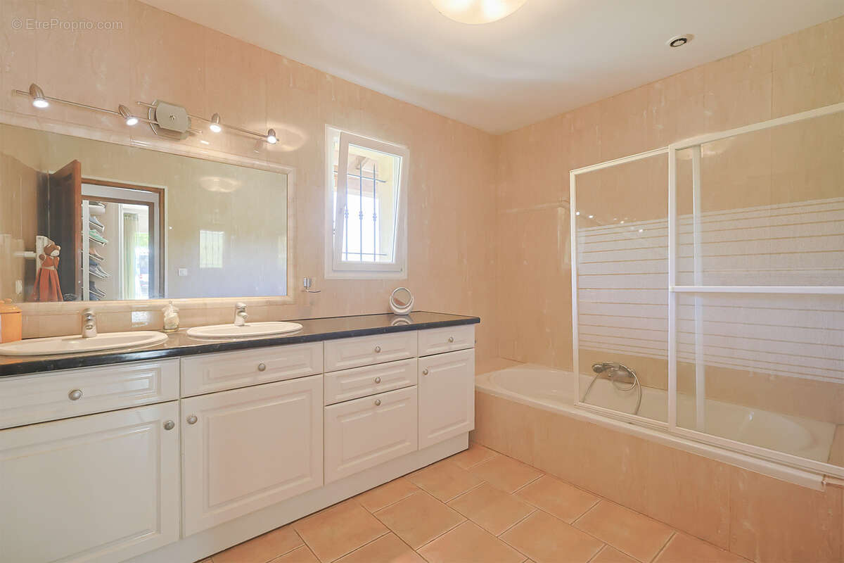 Maison à SOLLIES-TOUCAS