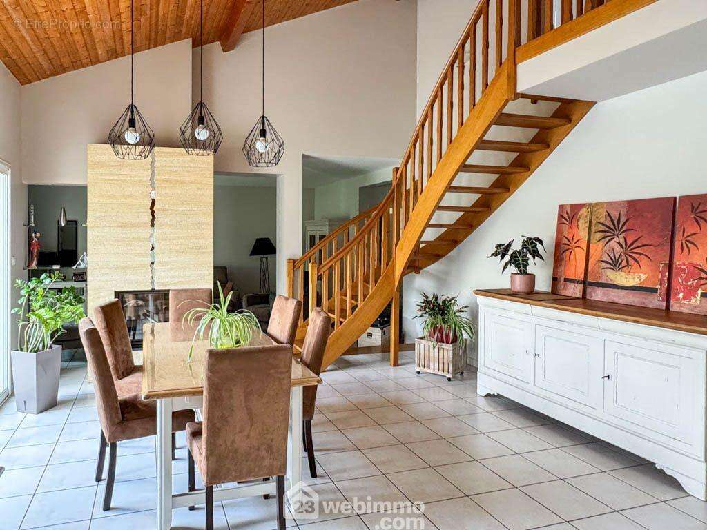 ...ouvert sur la salle à manger. - Maison à CHOLET