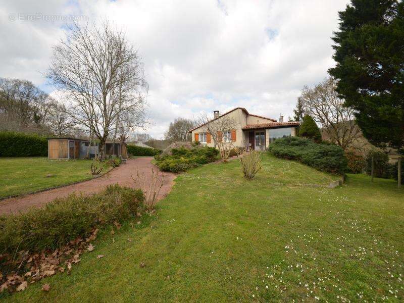 Maison à SAINT-GERMAIN-DU-SALEMBRE