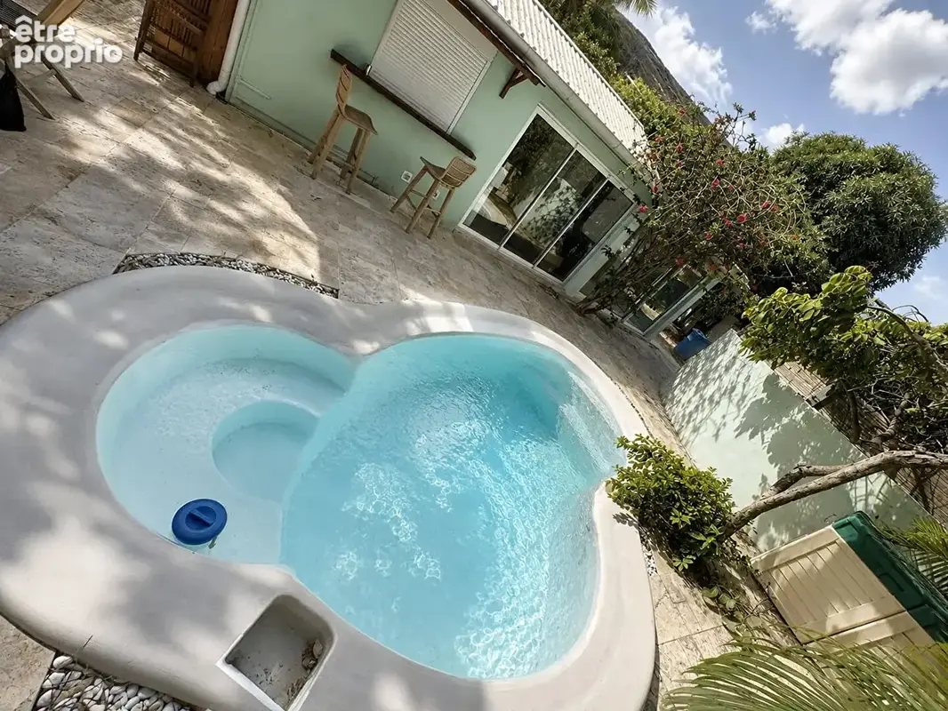 Villa t5 avec piscine et dépendance saint gilles: tout a pieds! - photo 2