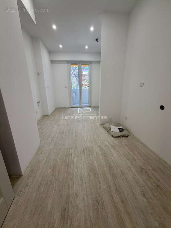 CAP D'AIL : Appartement 3 pièces avec terrasses, à rénover, dans résidence avec piscine et gardien - photo 13