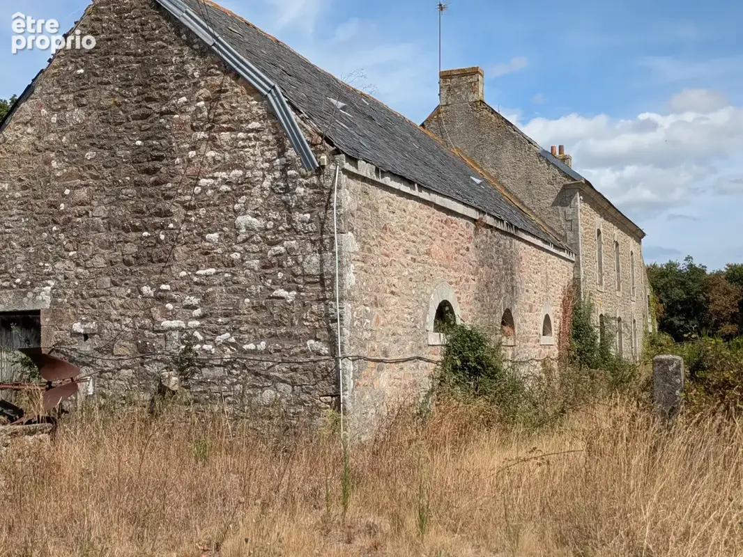 Nostang propriété composée d'une maison en pierre à rénover avec trois dépendance un puits et 21 hectares environ - photo 2