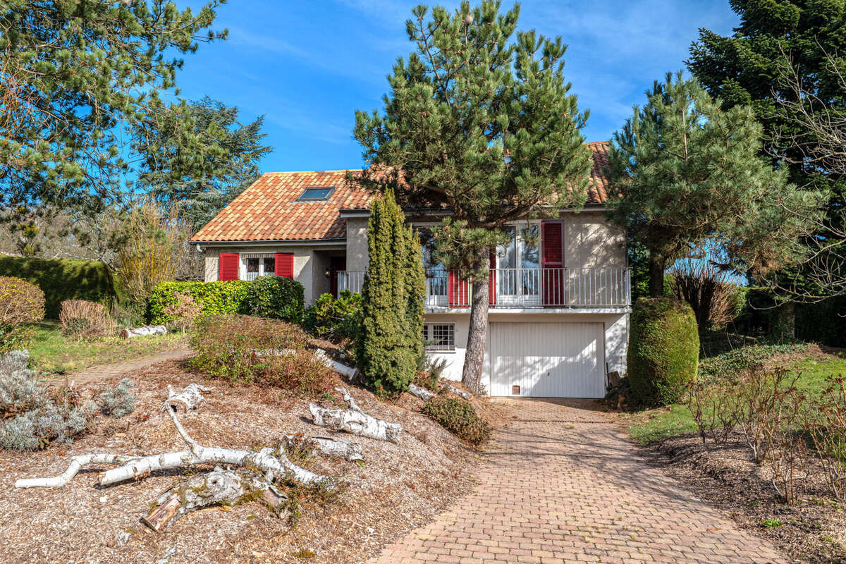 Maison à LA TOUR-DE-SALVAGNY