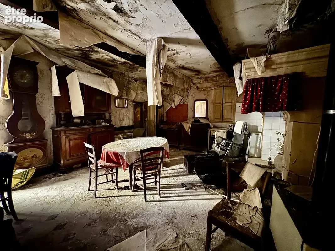 Maison de village de caractère avec cour, terrasse et dépendance, à rénover entièrement - photo 3