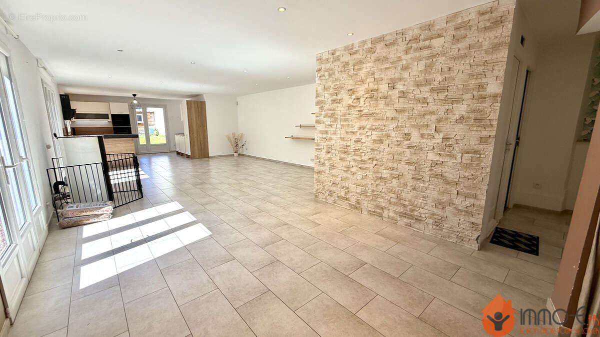 Maison à MAGNY-LE-HONGRE