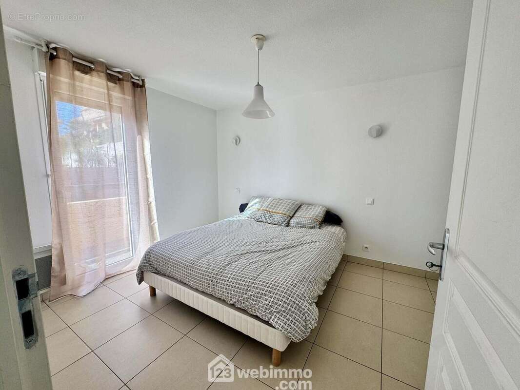 Chambre avec placard mural et balcon - Appartement à CALVI