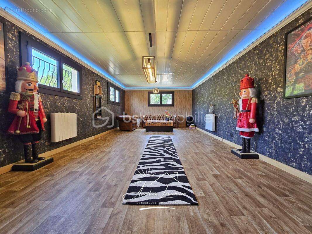 Maison 6 pièces de 200 m2 sur un terrain de plus de 3000 m2 - Beaucaire - photo 4