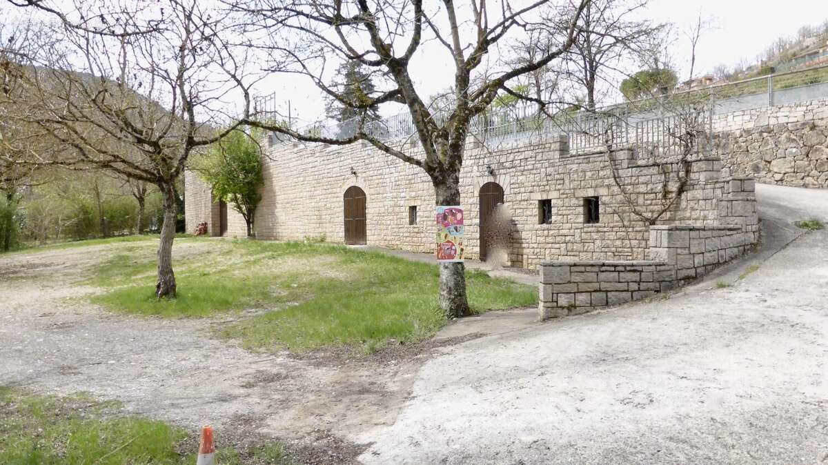 Commerce à MOSTUEJOULS