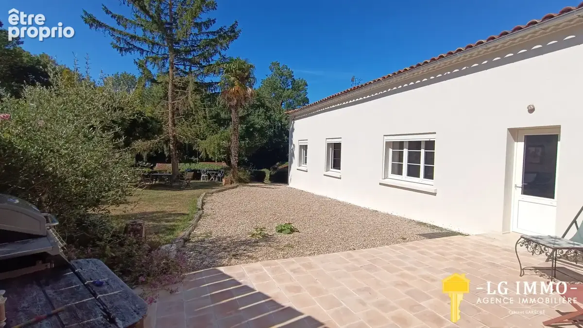 Maison en pierres rénovée de 180 m2, 5 chambres sur terrain clos et arboré de 1750 m2. - photo 14