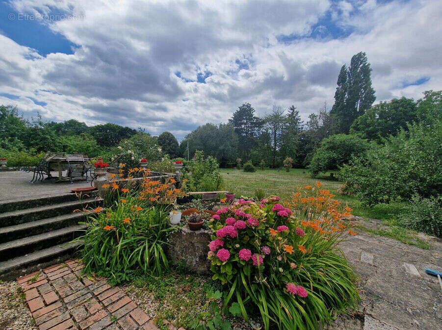 Ensemble immobilier de caractère sur un parc arboré de 5 000 m² constructibles - photo 4