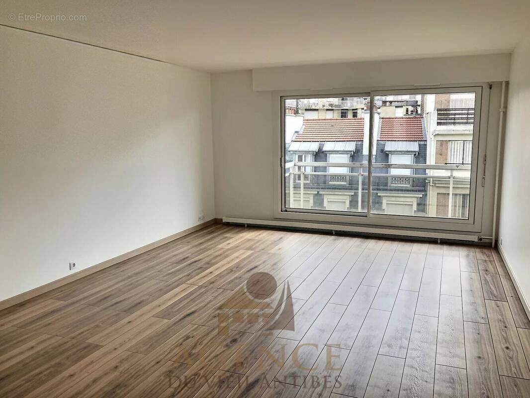 Appartement à PARIS-14E