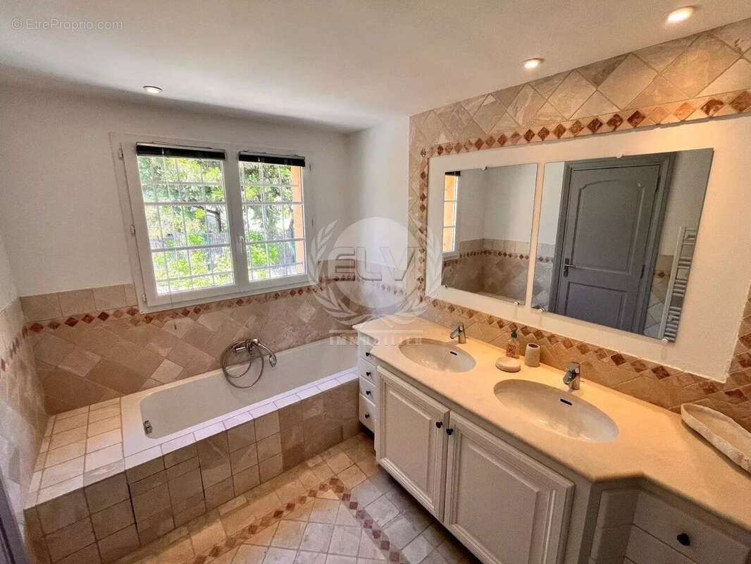 Maison à PLAN-DE-LA-TOUR