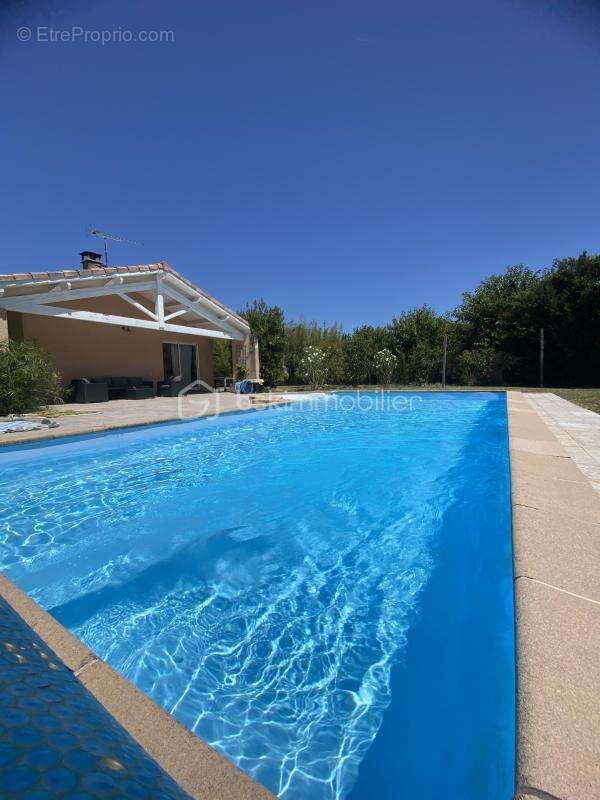 Maison familiale de plain-pied avec piscine sur près de 2000m2 de terrain - photo 2