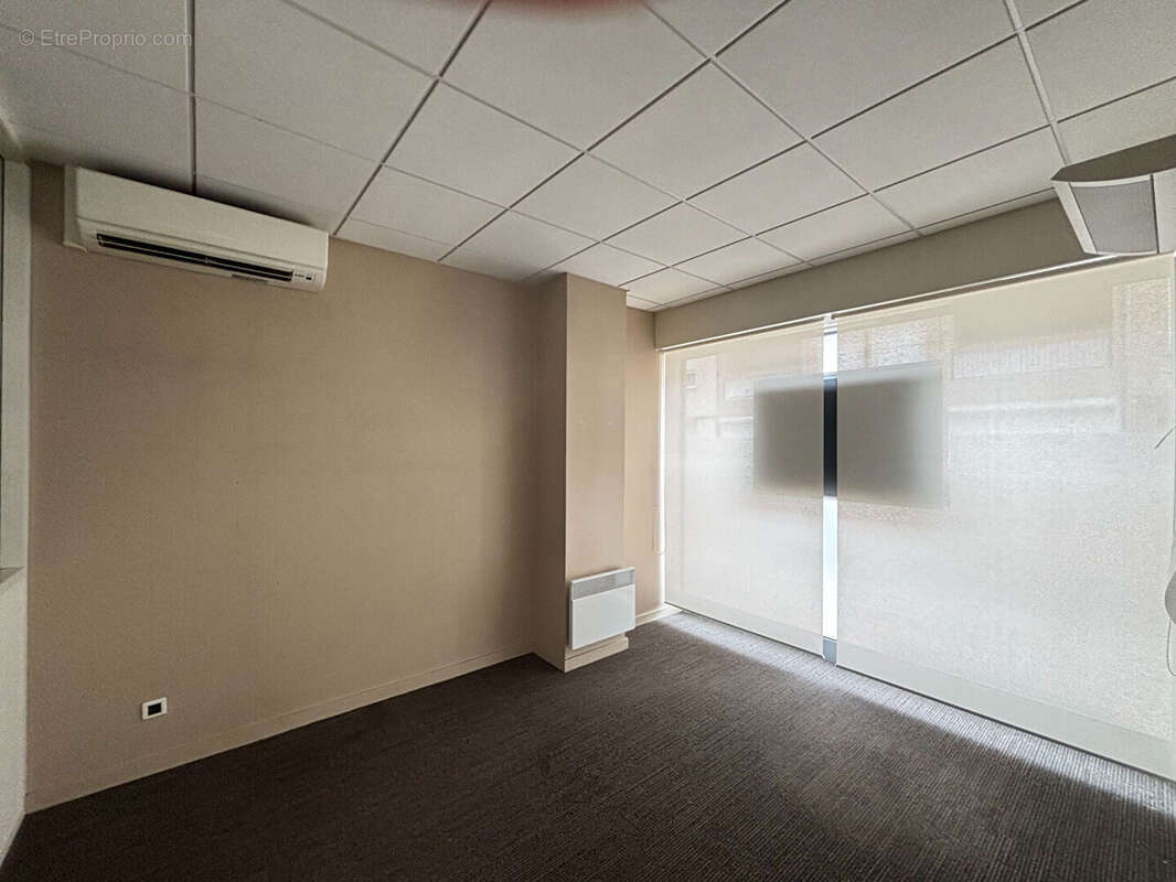 Local commercial de 161.86 M² - photo 6