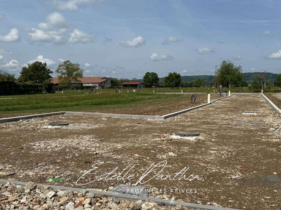 Terrain constructible viabilisé de 776 m2 à Longechenal - photo 3