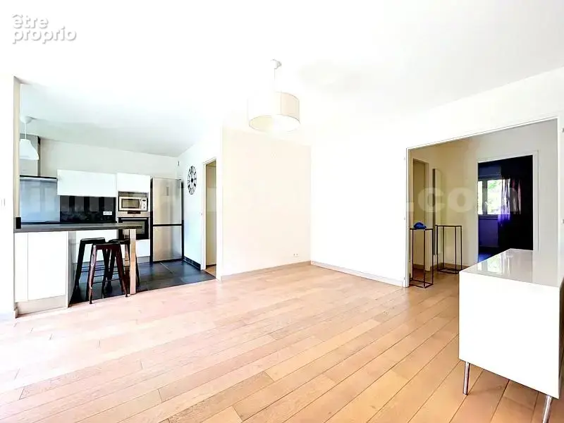 APPARTEMENT_T4_TRANSFORMEE_EN_T3_IMMO_PROLEMAN_COLLONGES_SOUS_SALEVE_BELLES_PRESTATIONS_RENOVEE_BEAUX_VOLUMES_PIED_DE_LA_DOUANE_Veyrier_geneve_TRAM_CEVA_frontiere_Suisse_rangement_pièce_de_vie_séjour_cuisine