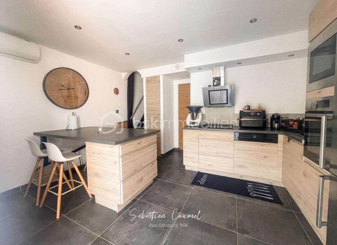 Maison à VIC-LA-GARDIOLE