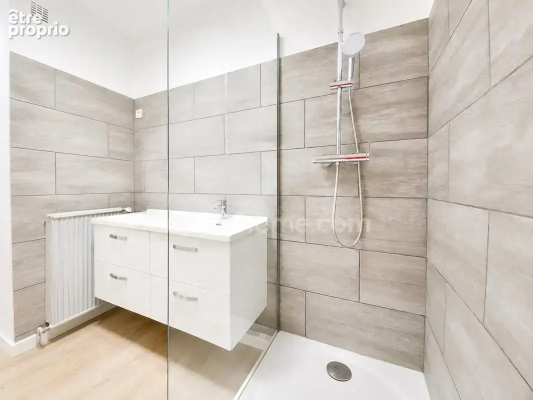 Appartement traversant rénové avec balcon et cave 4 pièces 74 m2 à SETE (34) - photo 12