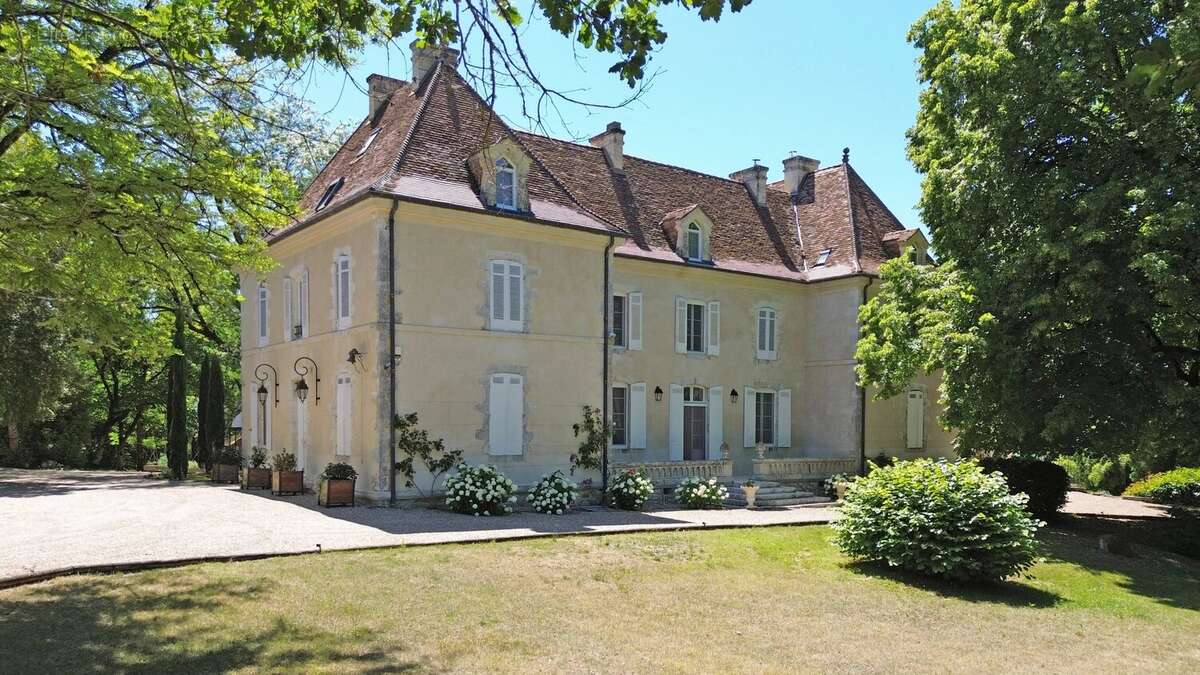 Château du XVIIIe siècle, entièrement rénové selon des normes rigoureuses et situé dans un parc arboré avec piscine et terrasses - photo 30