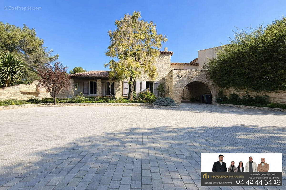 Maison à SAINT-MITRE-LES-REMPARTS