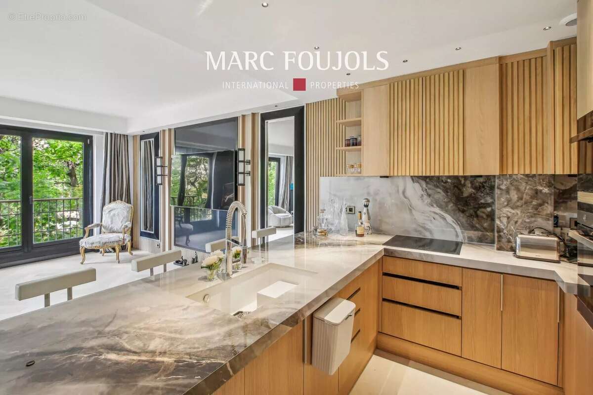 Appartement à PARIS-16E