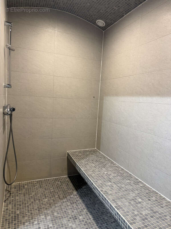 Commerce à LA ROQUE-D'ANTHERON