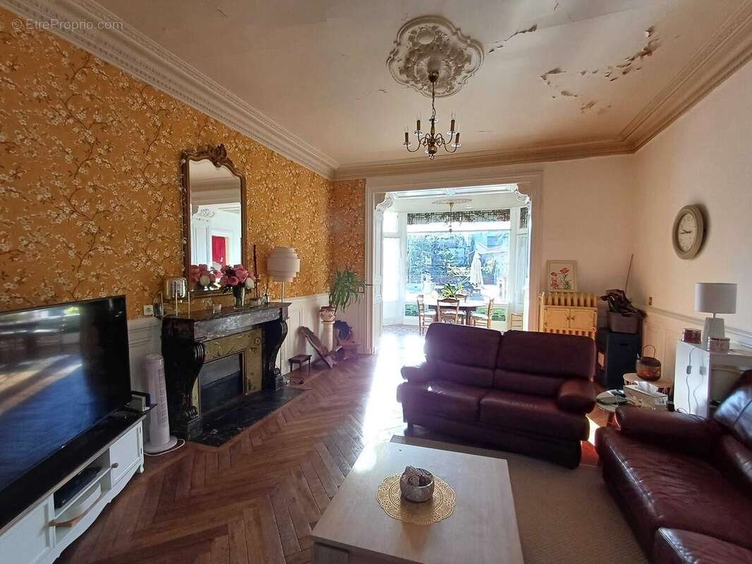 Maison 228 m² à Chasseneuil-Sur-Bonnieure  - photo 2