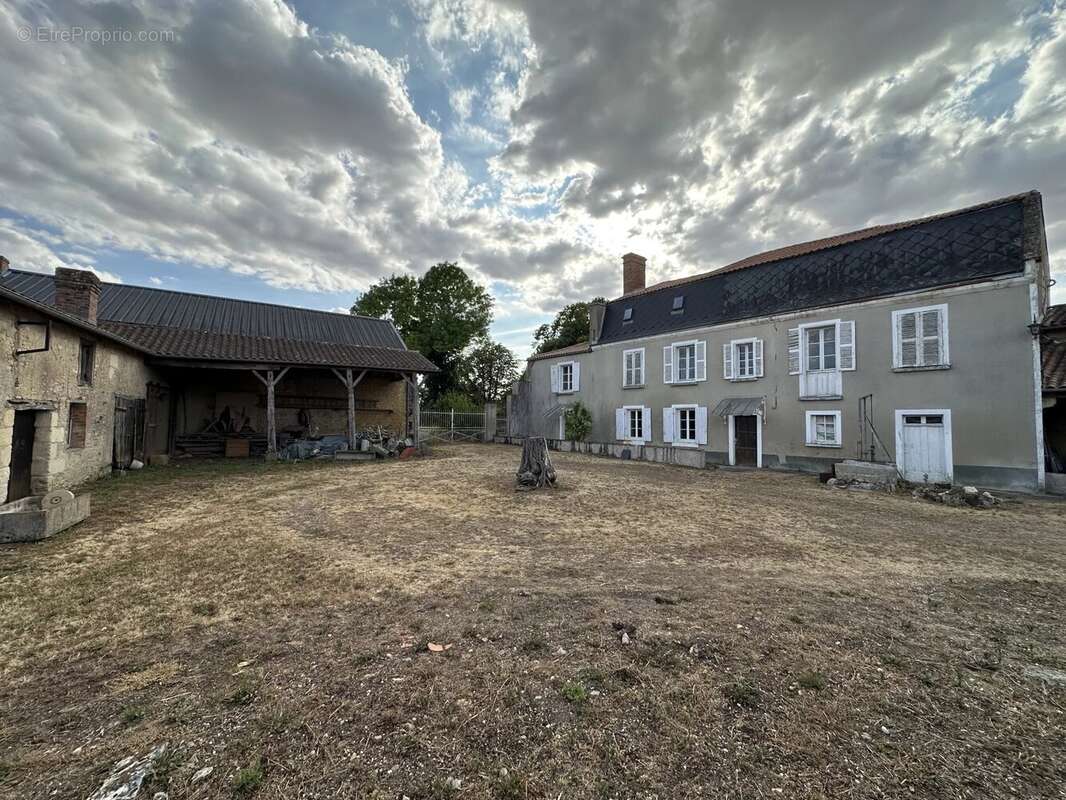 Maison bourgeoise, 300 m² de dépendances, gros potentiel, 485 m² couvert - photo 2
