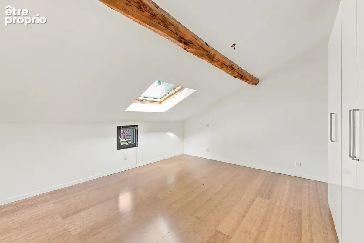 PRÉVESSIN-MOËNS – Ancienne forge du XIXᵉ transformée en loft – 187 m² – 3 chambres – Jardin - photo 16