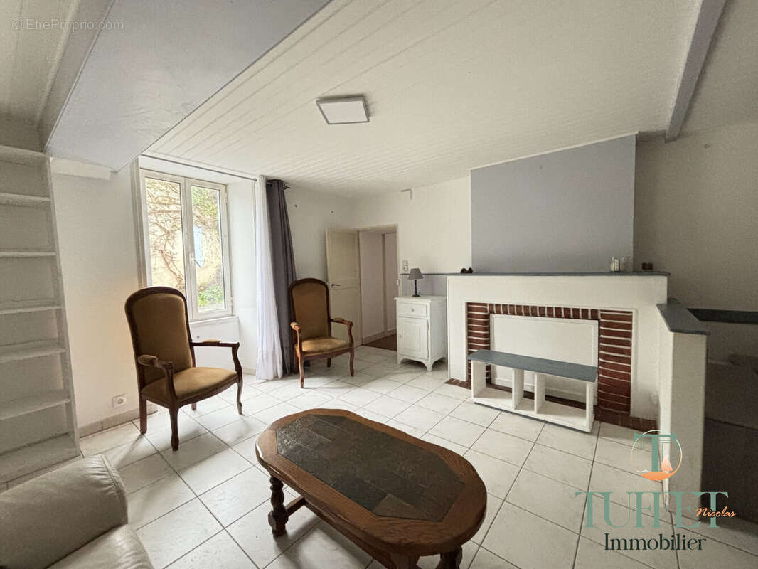 Maison à CHAILLEVETTE