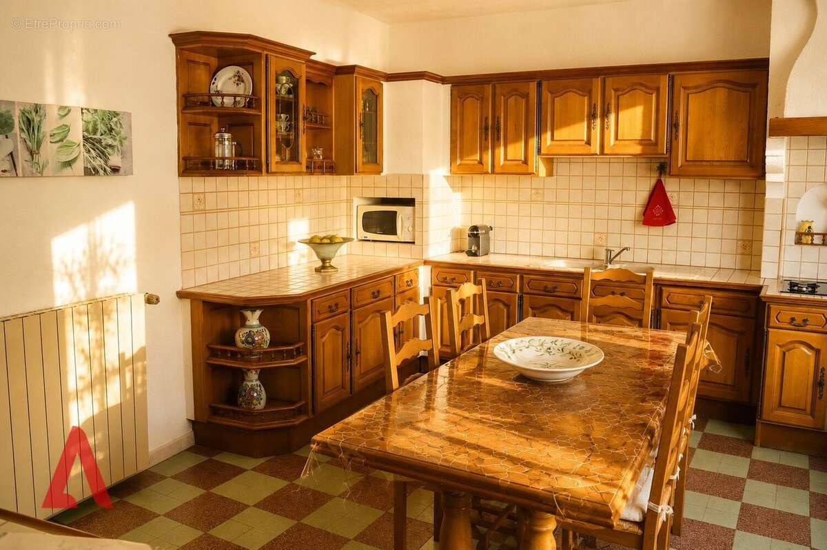Maison vigneronne avec grand potentiel et piscine - photo 2