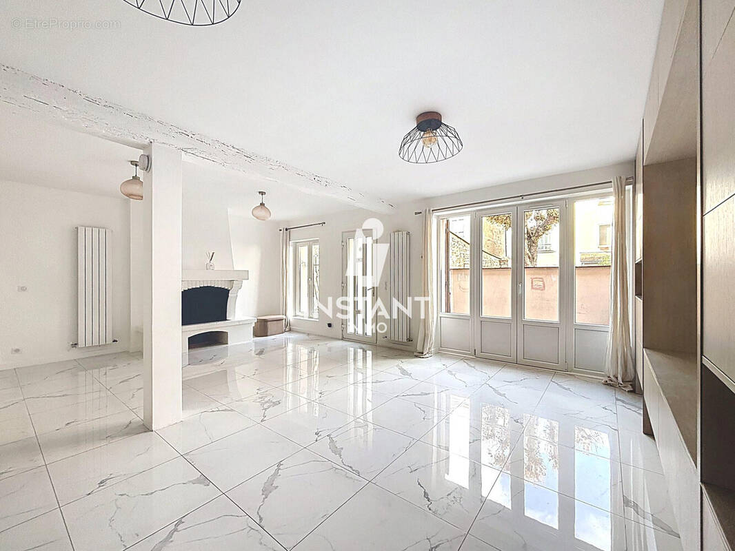 Appartement à CHARENTON-LE-PONT