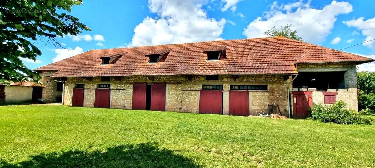 PROPRIETE AUTHENTIQUE   composée d' une maison familiale  et  de dépendances sur 10 HA . * - photo 5