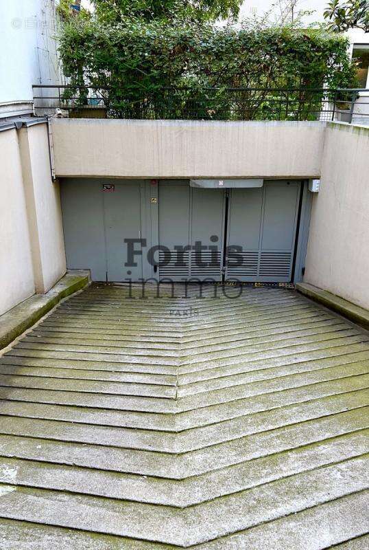 Parking à PARIS-10E