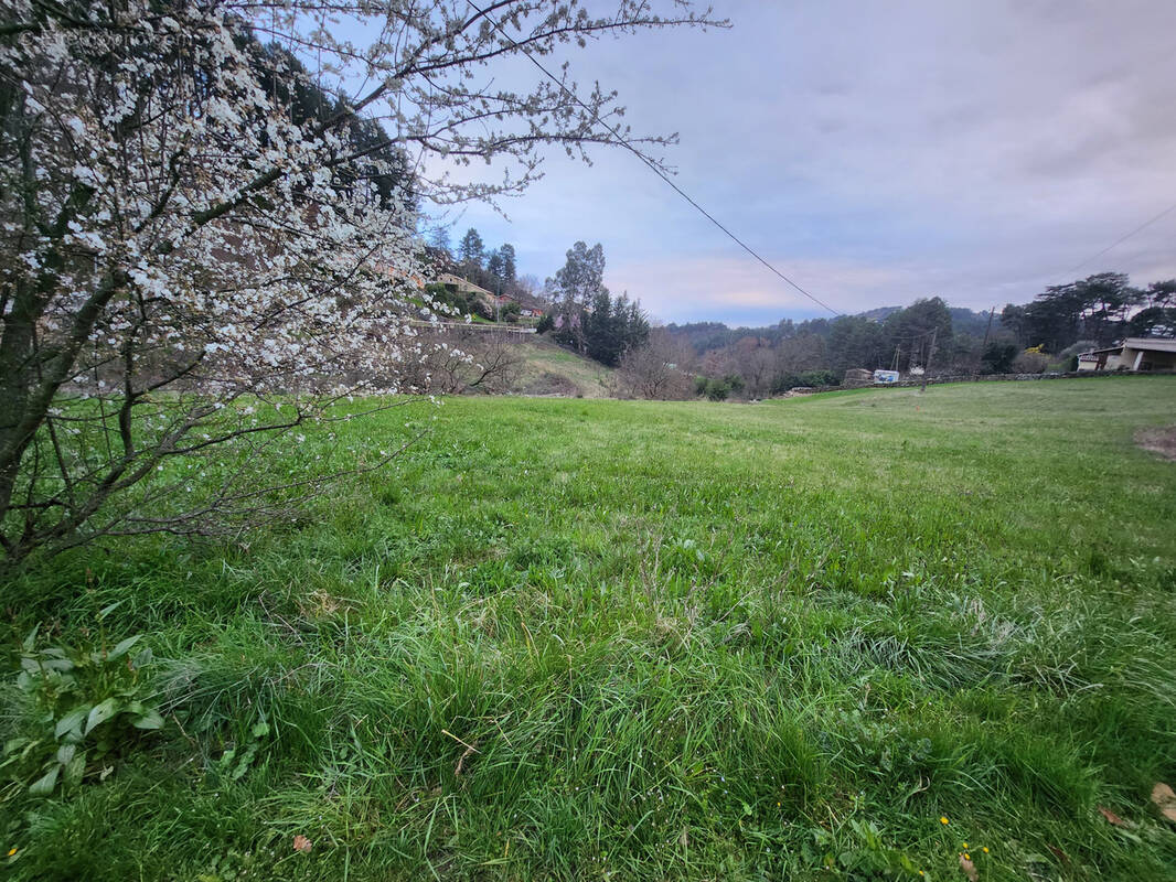 Terrain à UCEL