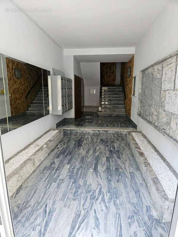 3 pieces etage eleve - terrasse - garage ferme - photo 9